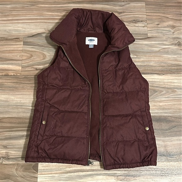 Old Navy women’s twill fleece-lined burgundy puffer vest in size small - Picture 1 of 4